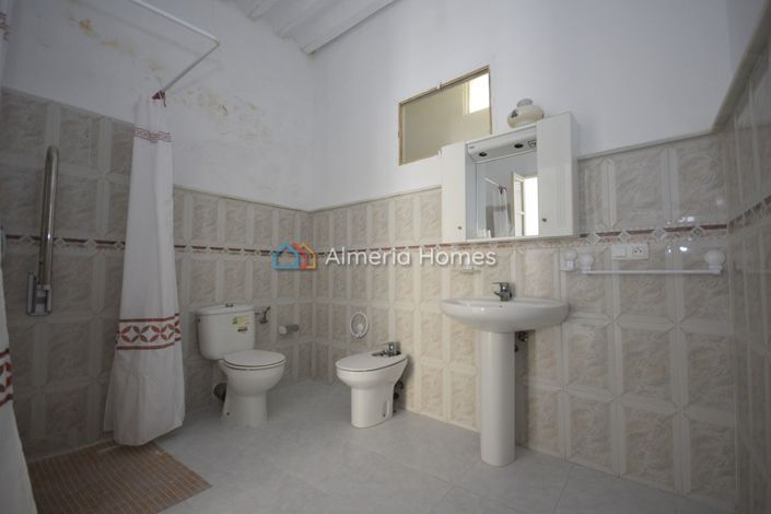 Image No.8-6 Bed Townhouse for sale