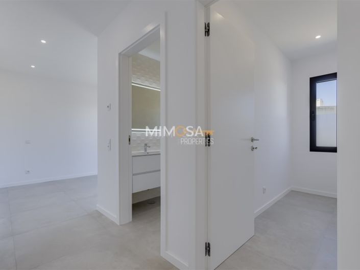 Image No.13-4 Bed House for sale