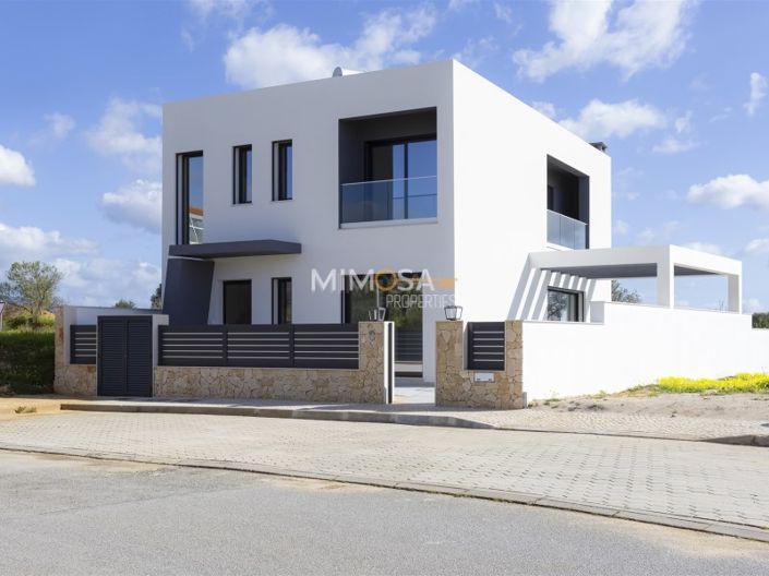 Image No.2-4 Bed House for sale
