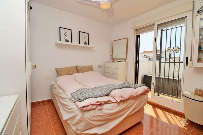 Image No.14-3 Bed Townhouse for sale