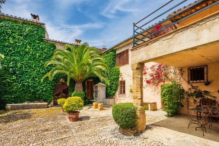 Image No.4-16 Bed Property for sale