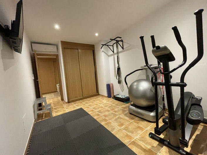 Image No.54-6 Bed Property for sale