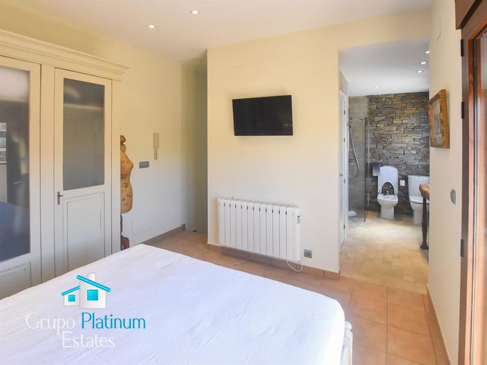 Image No.20-3 Bed Property for sale