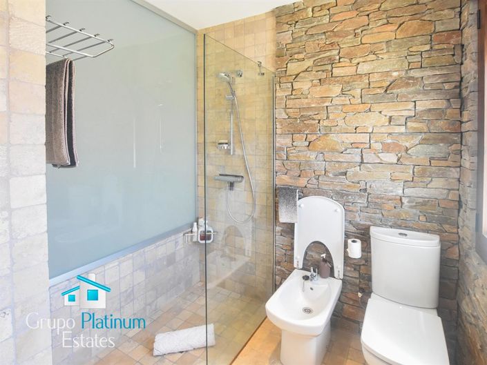 Image No.24-3 Bed Property for sale