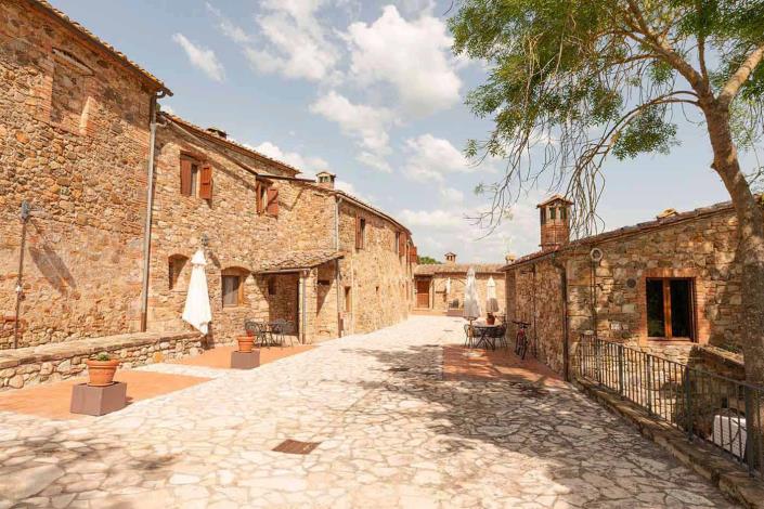Image No.8-13 Bed Country House for sale