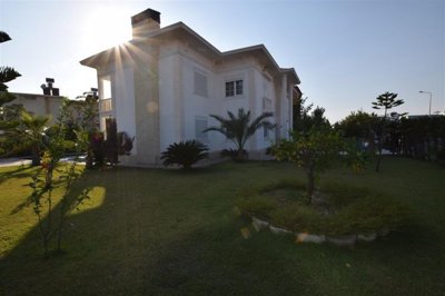 Glamorous Villa With A Private Pool & Large Garden For Sale Near Belek - Vast private garden