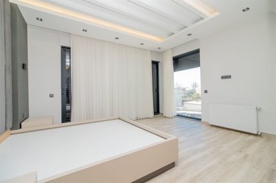 Beautiful Detached Triplex Villa For Sale in Belek, Antalya - Master bedroom with dressing room