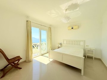 Sea View Villa For Sale In Kadikalesi, Bodrum - Stunning bedroom full of daylight