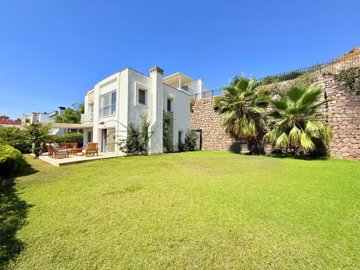 Sea View Villa For Sale In Kadikalesi, Bodrum - Beautifully kept garden