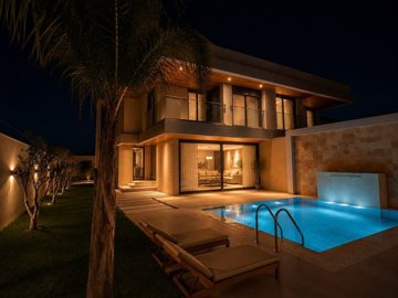 Spotless Antalya Investment Property For Sale - Night illumination