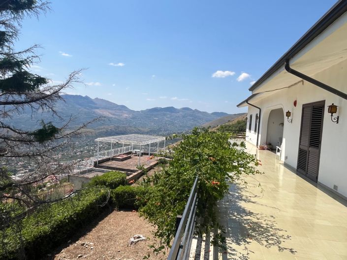 Image No.31-8 Bed House for sale