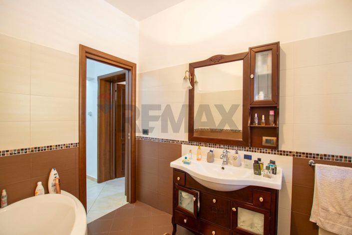 Image No.10-3 Bed Villa for sale