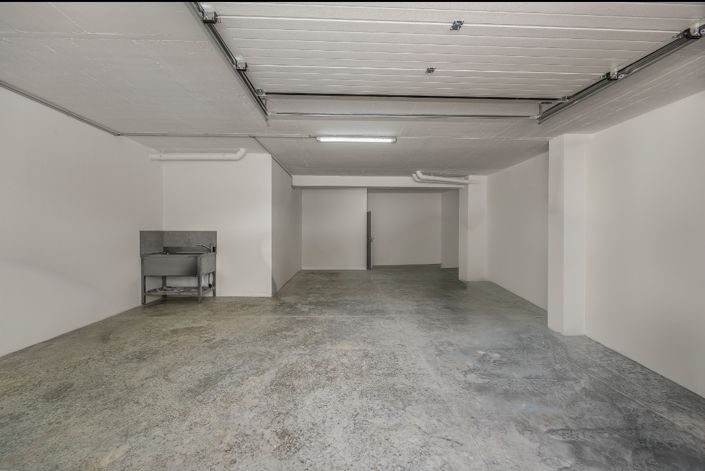 Image No.2-Commercial à vendre à Lagos