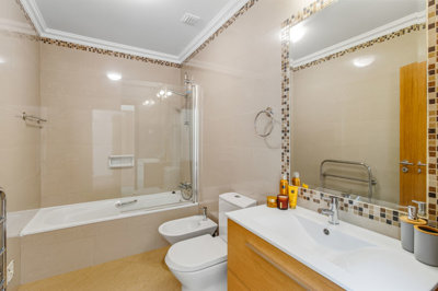 8 BATHROOM.jpg