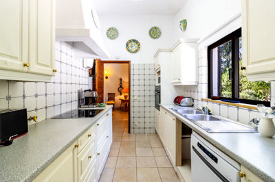 10 KITCHEN.jpg
