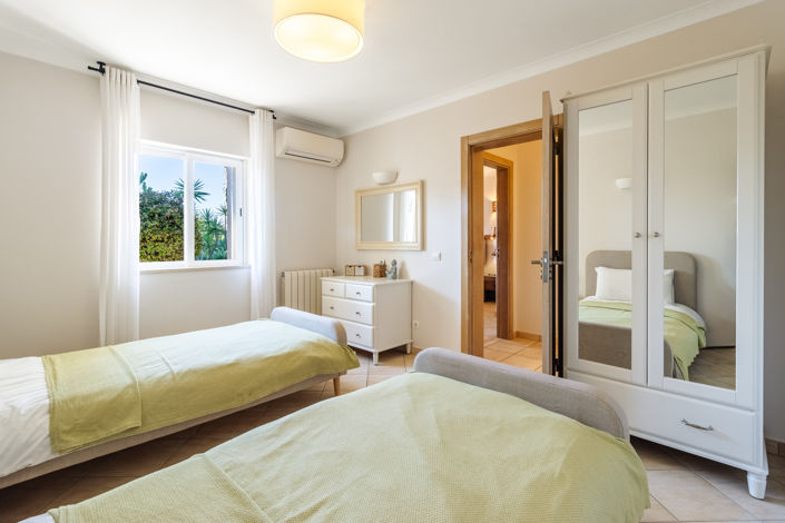 Image No.11-9 Bed Property for sale