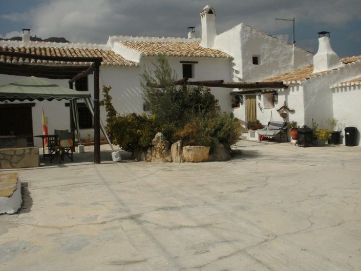 Image No.4-4 Bed Property for sale