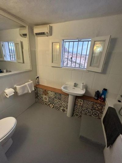 Image No.17-6 Bed Property for sale