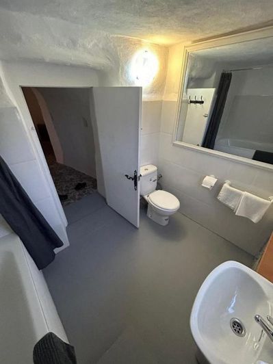 Image No.18-6 Bed Property for sale
