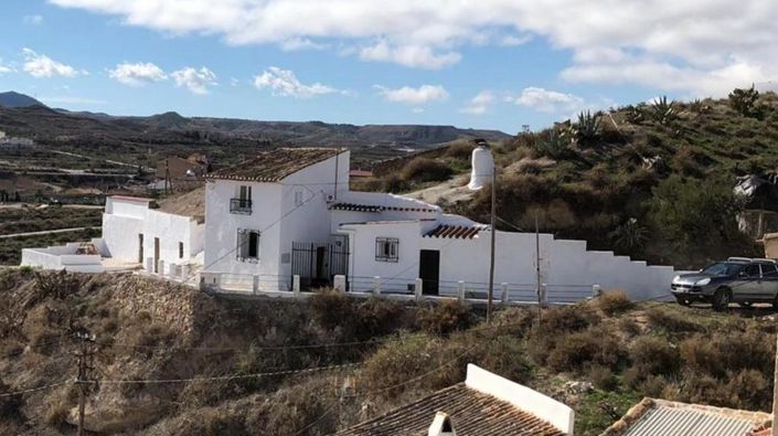 Image No.4-6 Bed Property for sale