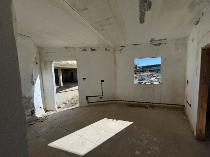 Image No.28-8 Bed House for sale