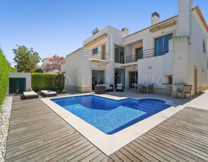 Tavira – spacious 4-bedroom villa with pool near town and amenities 