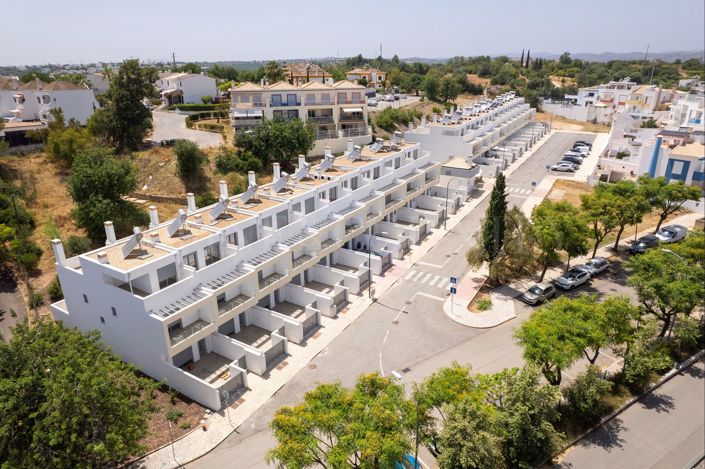 Tavira - Stunning new 3+1 bedroom villa with modern design – prime residential location.