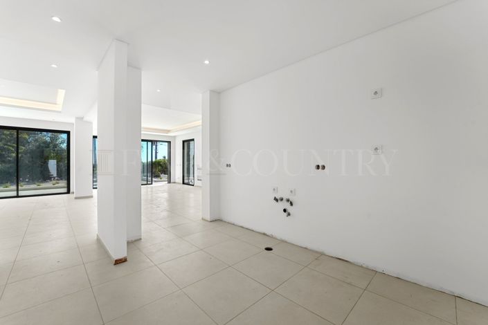 Image No.12-4 Bed Property for sale
