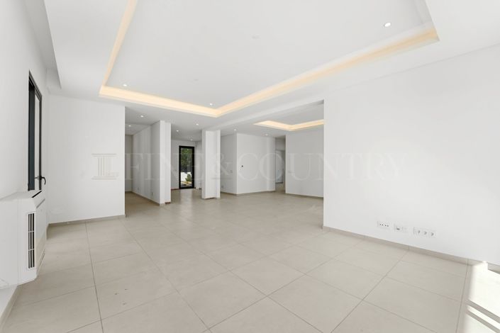 Image No.10-4 Bed Property for sale