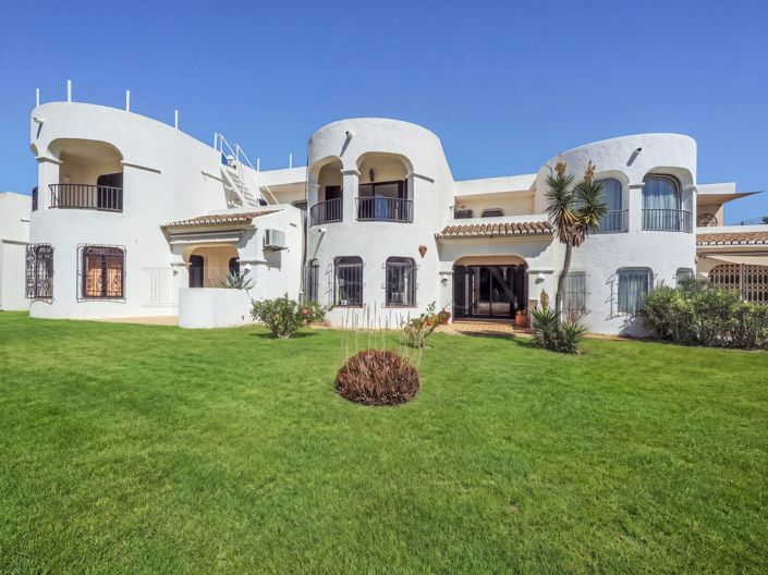 Carvoeiro – 2-bedroom townhouse with private parking, countryside views and first-floor terrace
