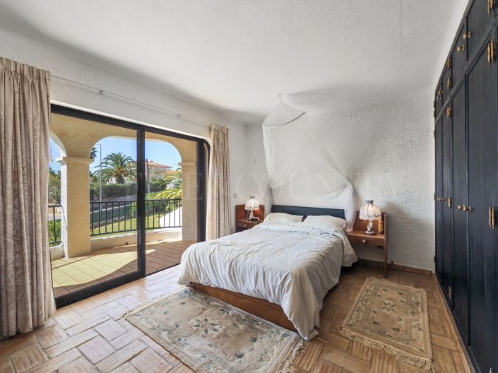 Image No.9-2 Bed Townhouse for sale