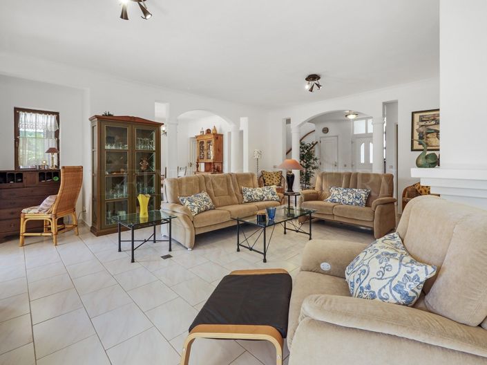 Image No.10-3 Bed Property for sale