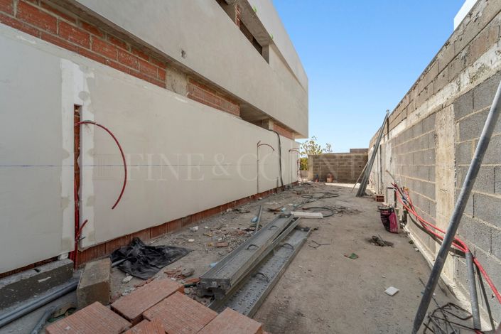 Image No.12-4 Bed Property for sale
