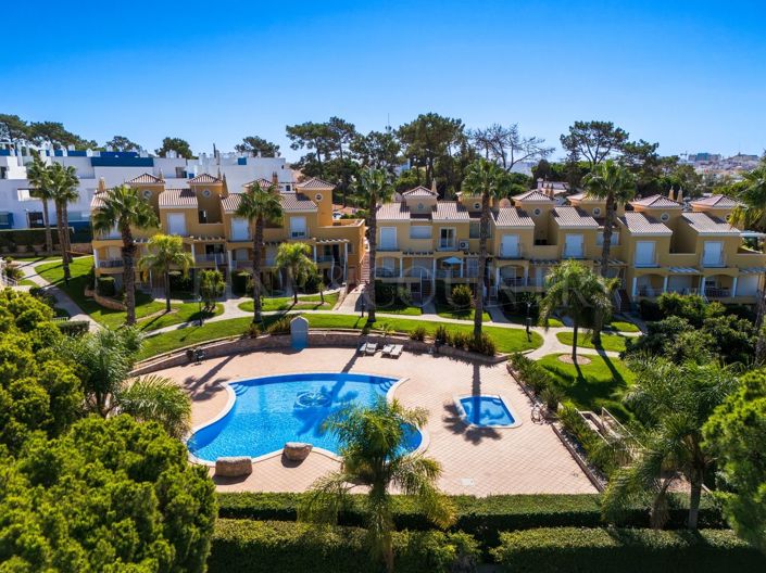 Vilamoura - Refurbished 2+1 bedroom villa with pool and gardens