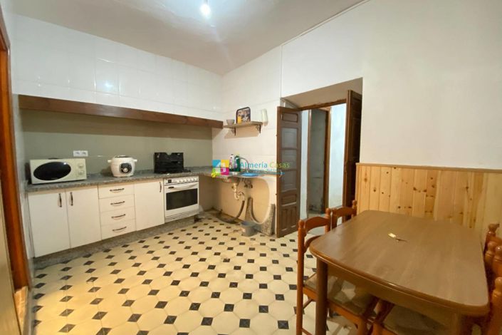 Image No.8-6 Bed Townhouse for sale
