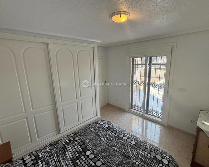 Image No.10-5 Bed Property for sale