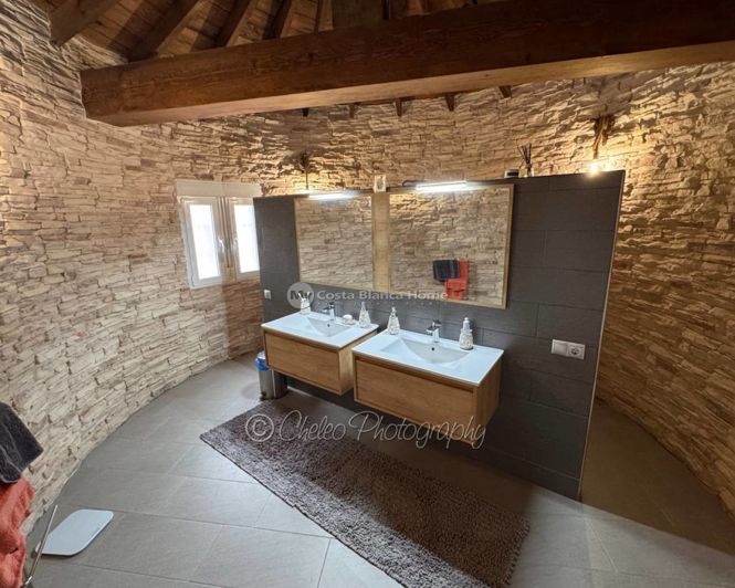 Image No.9-8 Bed Villa for sale
