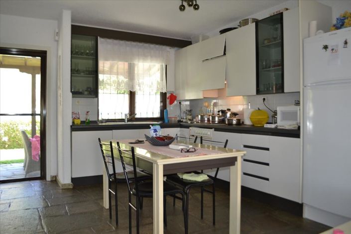 Image No.4-4 Bed Maisonette for sale