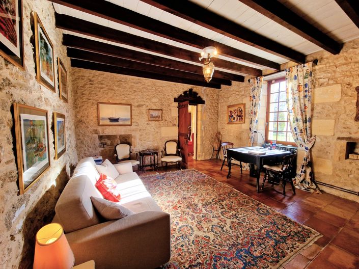 Image No.8-8 Bed House for sale
