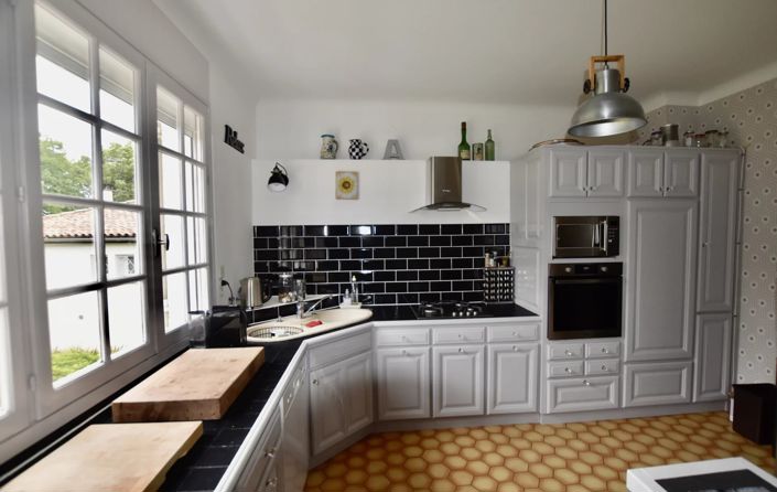 Image No.5-9 Bed House for sale