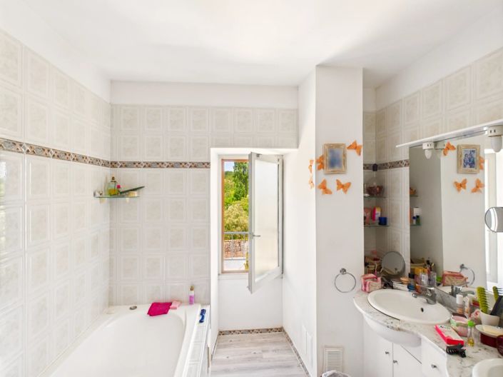 Image No.9-5 Bed House for sale