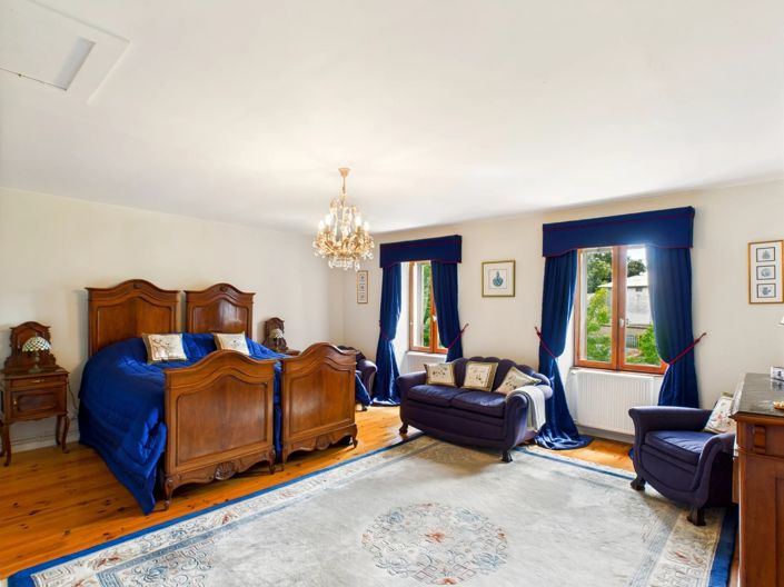 Image No.3-8 Bed House for sale