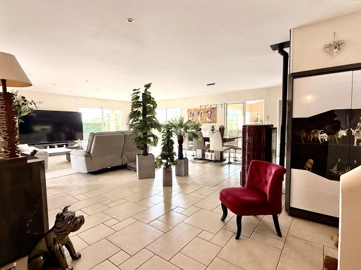Image No.8-3 Bed House for sale