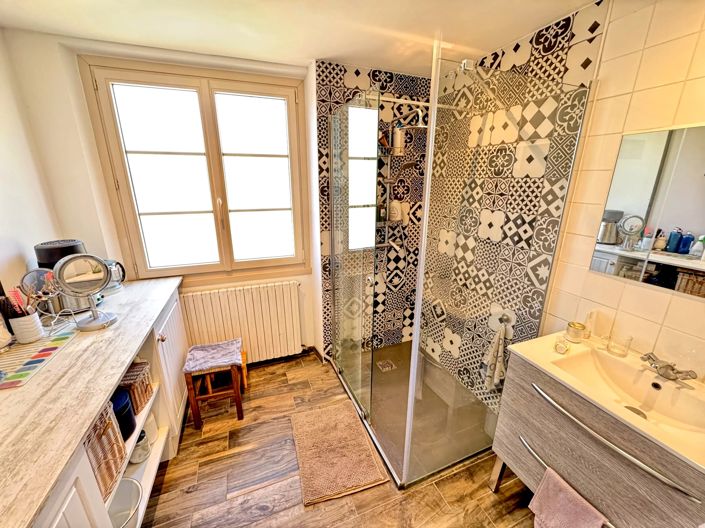 Image No.8-6 Bed House for sale