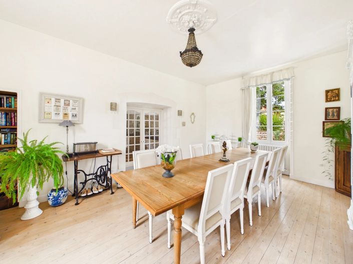 Image No.6-8 Bed House for sale