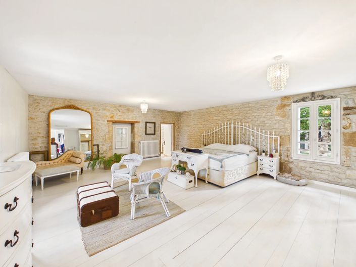Image No.8-8 Bed House for sale