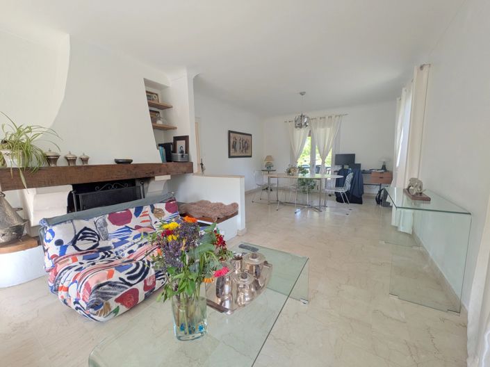 Image No.8-5 Bed House for sale