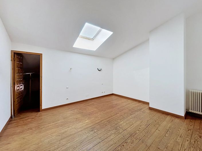 Image No.12-3 Bed Property for sale