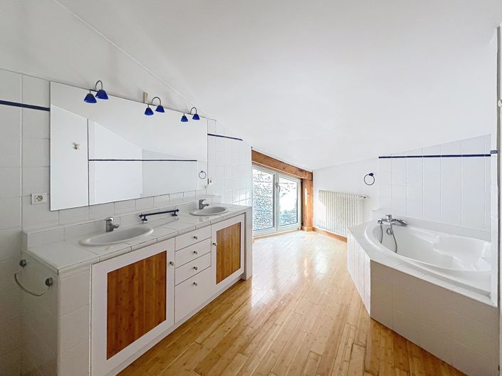 Image No.13-3 Bed Property for sale