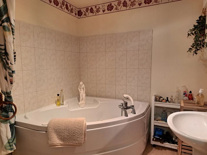 Image No.12-2 Bed House for sale